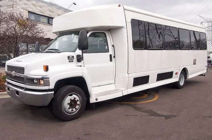 2009 Chevrolet 5500 Starcraft Allstar Shuttle Bus - Image 1