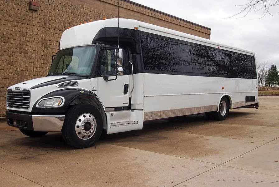 2008 Freightliner M2-400 Coach Bus - Image 2