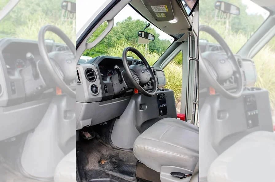 2015 Ford E450 Glaval Shuttle Bus - Image 10