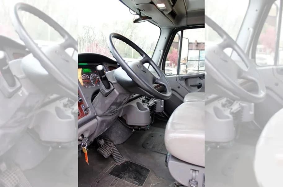 2018 Freightliner S2 Turtle Top Odyssey XL - Image 5