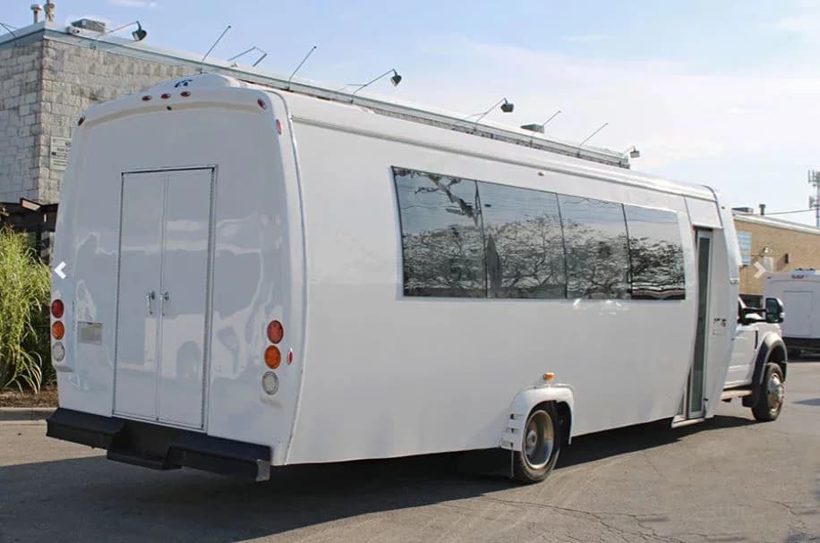2020 Ford F550 Shuttle Bus - Image 4