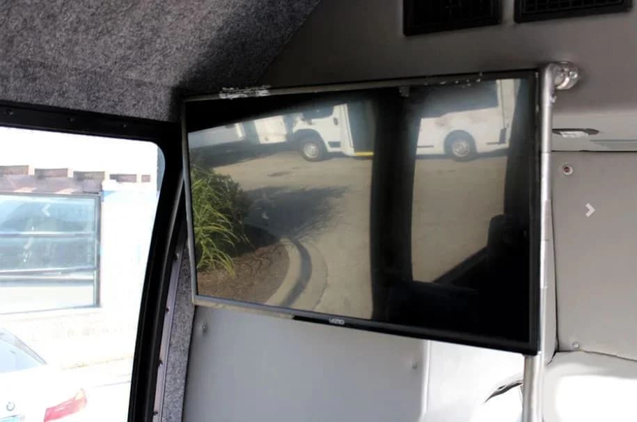 2020 Ford F550 Shuttle Bus - Image 9