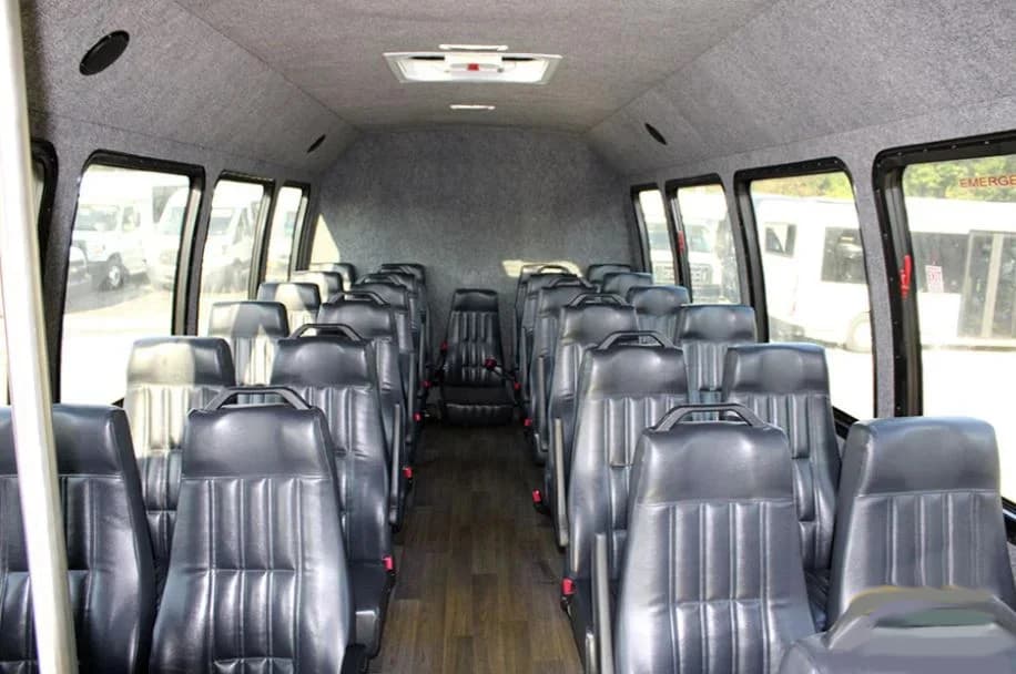 2020 Ford F550 Shuttle Bus - Image 7