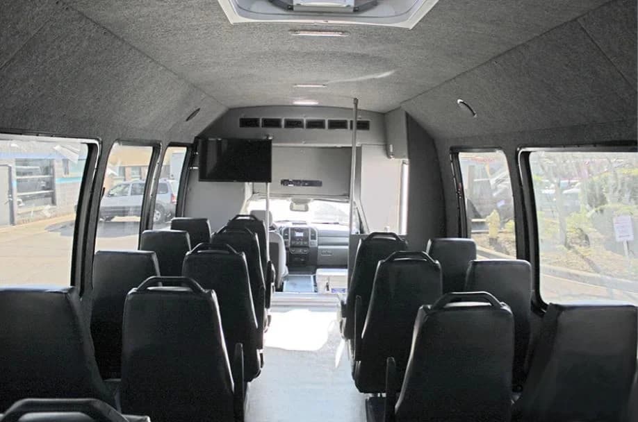 2020 Ford F550 Shuttle Bus - Image 8