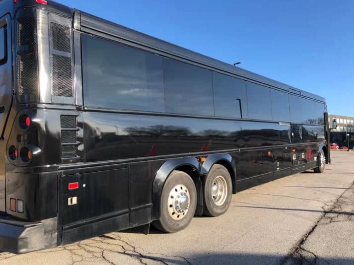 2009 MCI D4505 Coach Bus - Image 3
