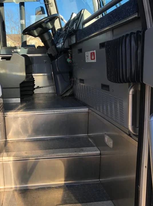 2009 MCI D4505 Coach Bus - Image 4