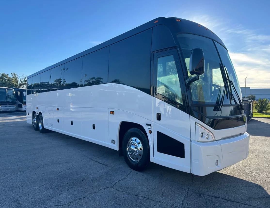 2014 MCI J4500 Coach Bus - Image 1