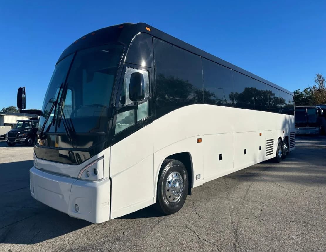 2014 MCI J4500 Coach Bus - Image 4