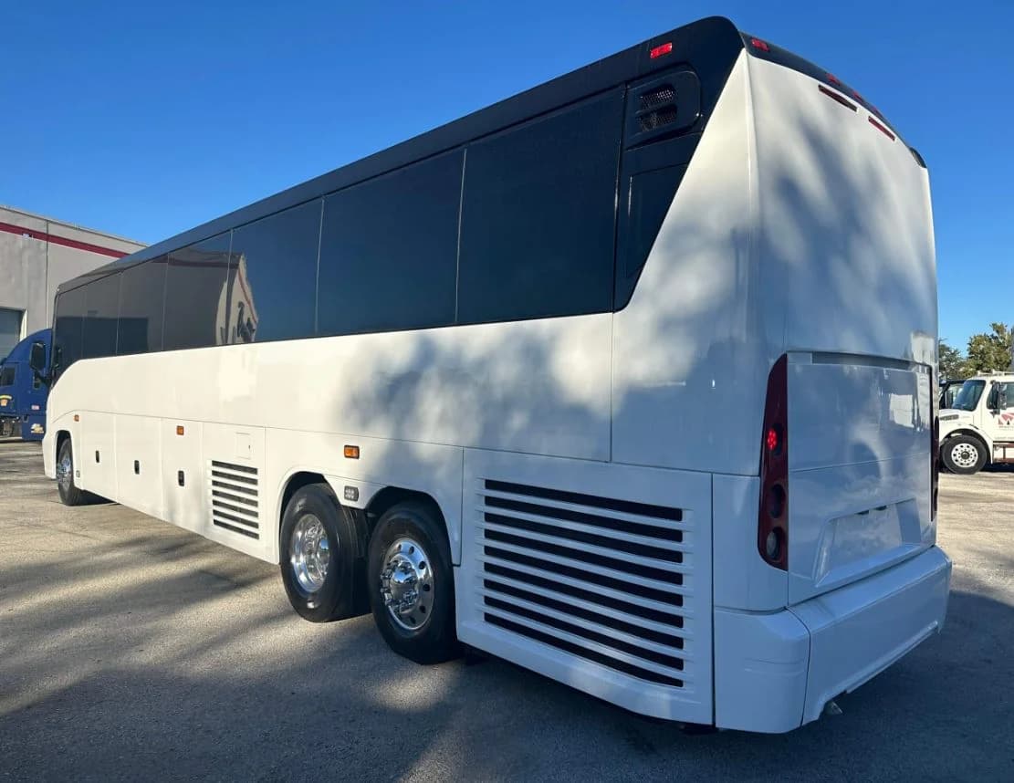 2014 MCI J4500 Coach Bus - Image 5