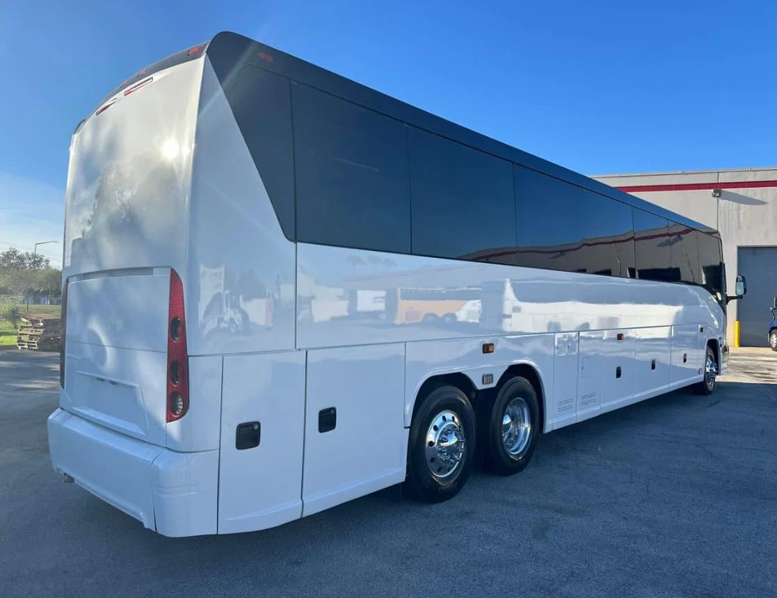 2014 MCI J4500 Coach Bus - Image 3