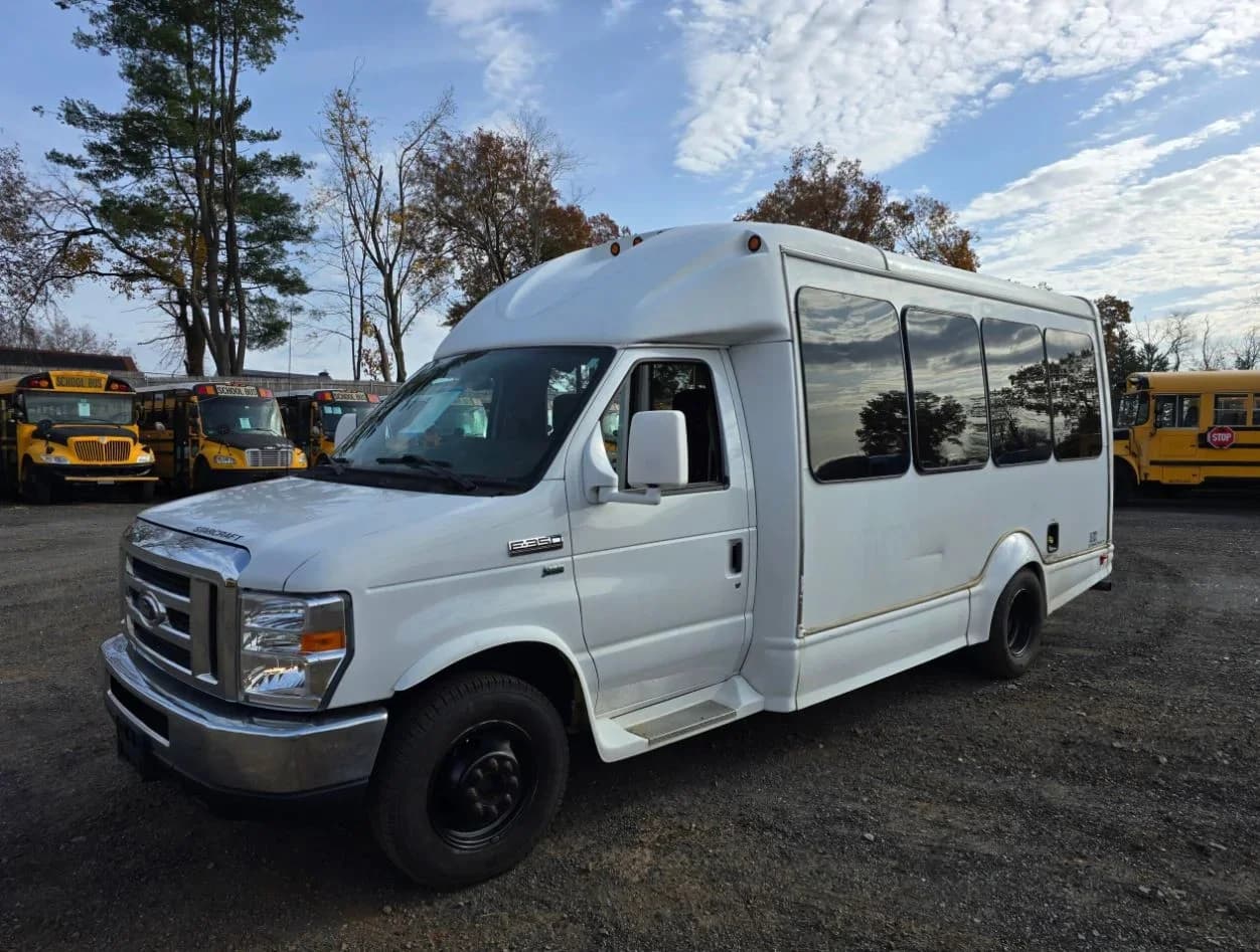 2016 Ford F350 Starcraft Shuttle Bus - Image 2