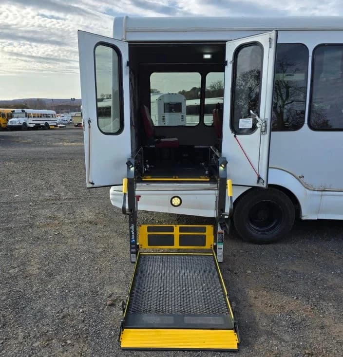 2016 Ford F350 Starcraft Shuttle Bus - Image 5