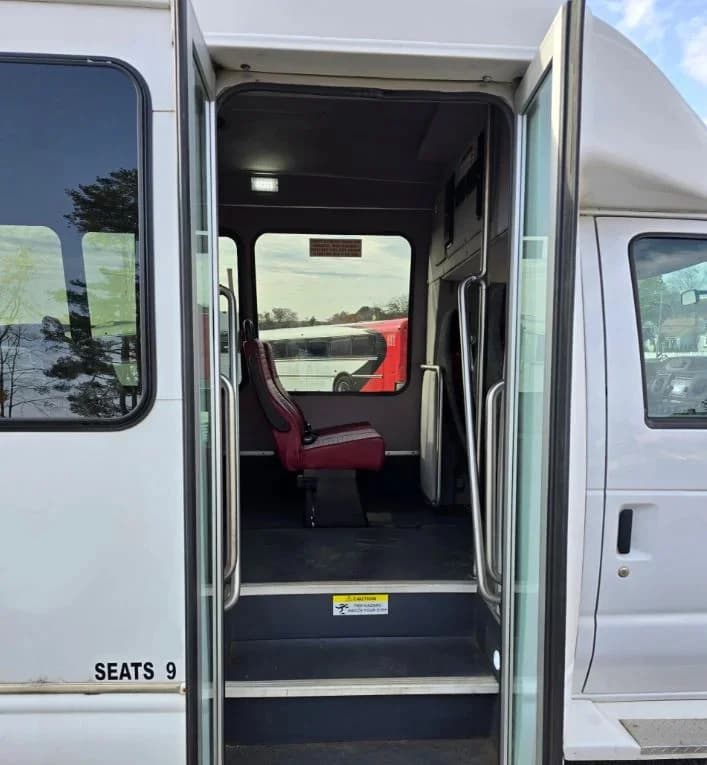 2016 Ford F350 Starcraft Shuttle Bus - Image 6
