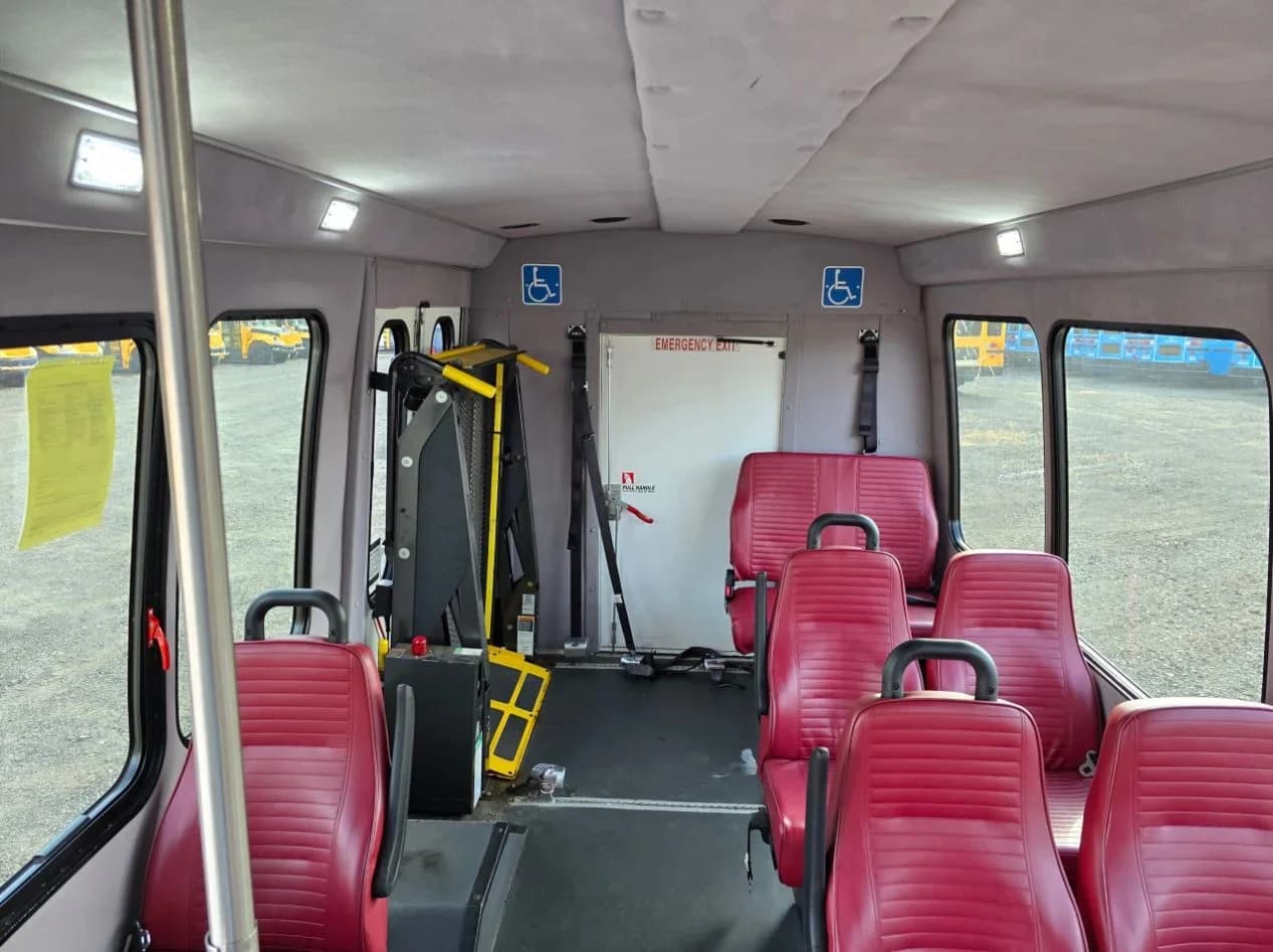 2016 Ford F350 Starcraft Shuttle Bus - Image 7