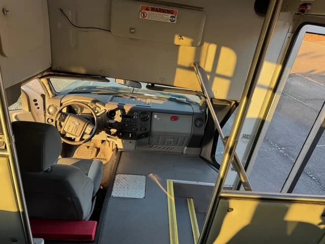 2016 Ford F550 Starcraft - Image 14