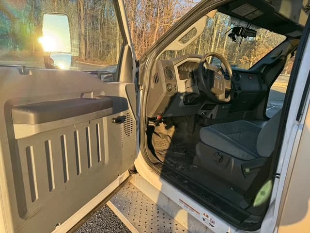 2016 Ford F550 Starcraft - Image 16