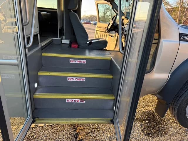 2016 Ford F550 Starcraft - Image 11