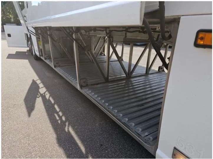 2007 MCI J4500 Detention Bus - Image 6
