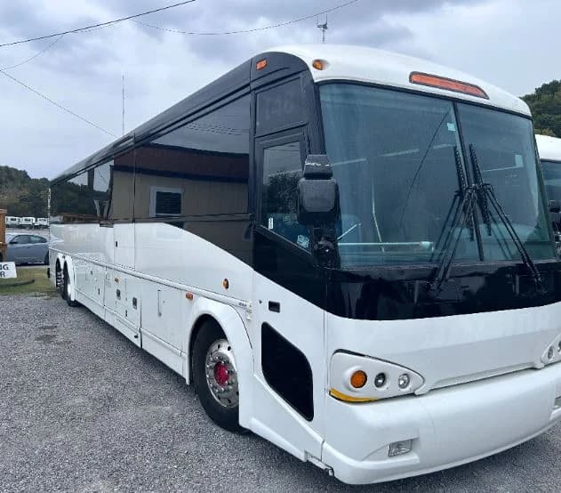 2006 MCI D4500 Coach Bus - Image 2