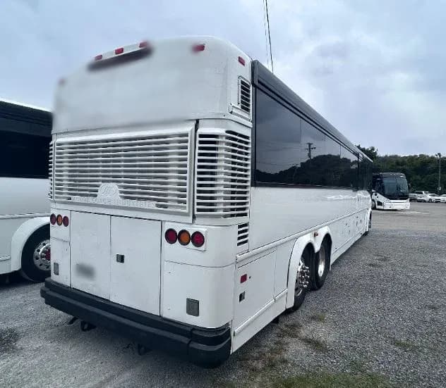 2006 MCI D4500 Coach Bus - Image 3
