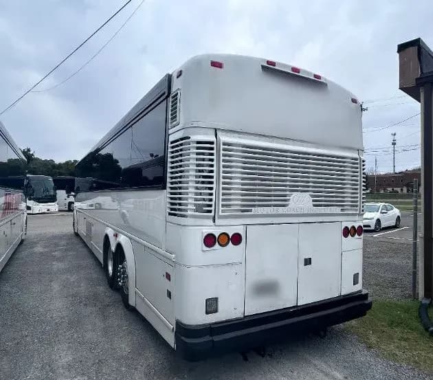 2006 MCI D4500 Coach Bus - Image 4