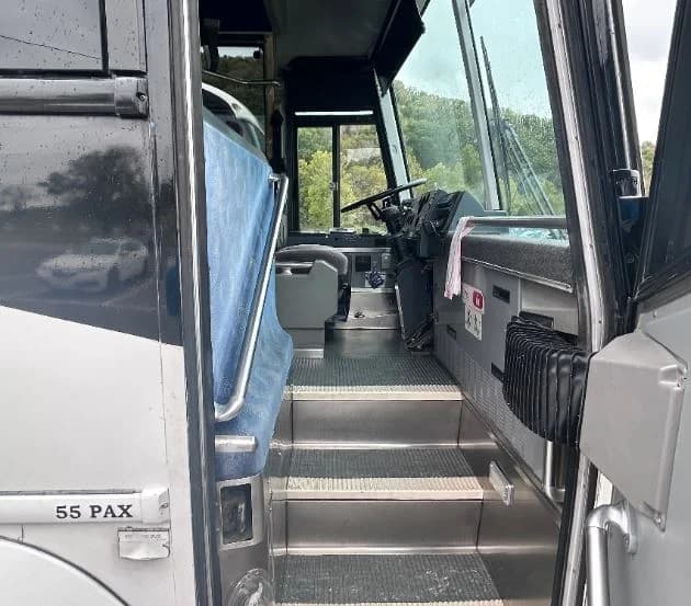 2006 MCI D4500 Coach Bus - Image 6
