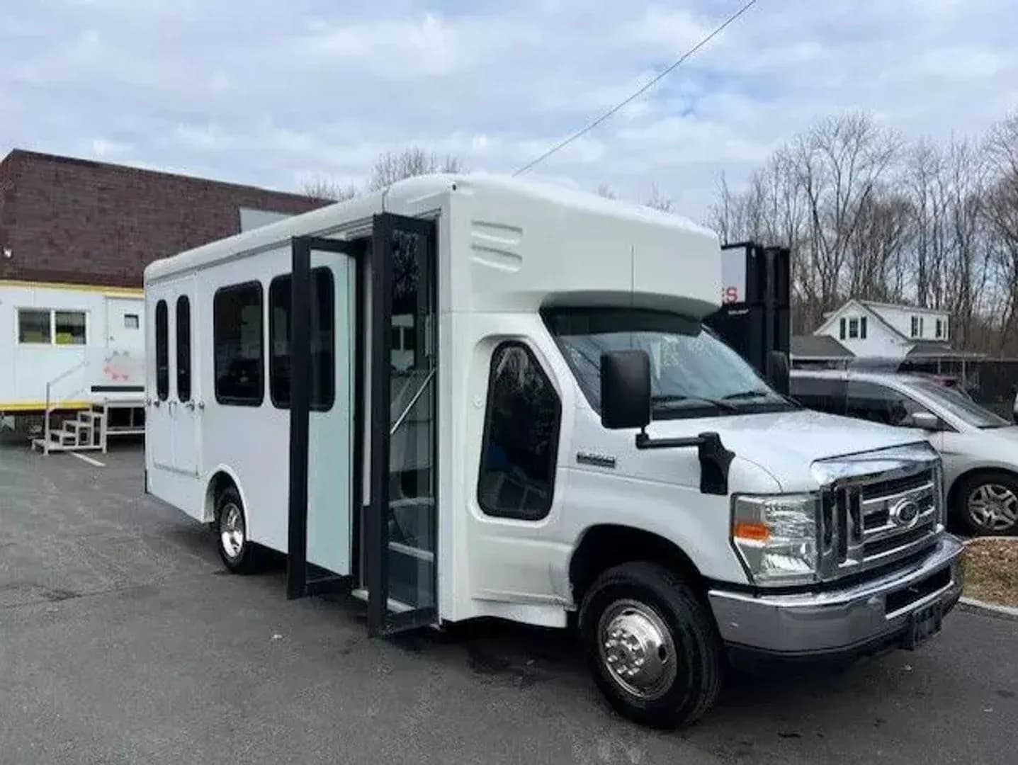 2016 Ford E350 ADA Shuttle Bus - Image 14