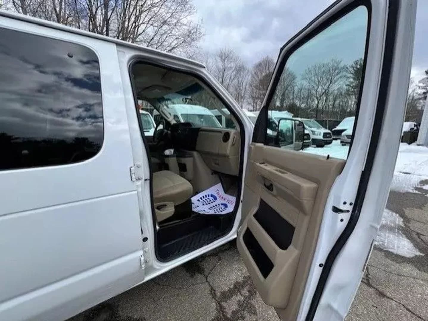 2010 Ford E350 Super Duty Passenger Van - Image 11