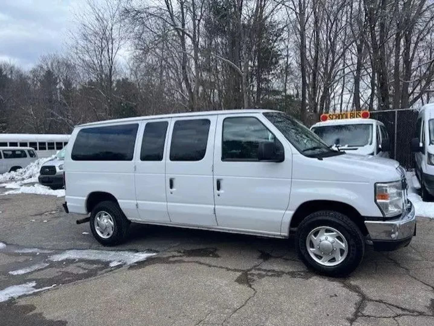 2010 Ford E350 Super Duty Passenger Van - Image 3