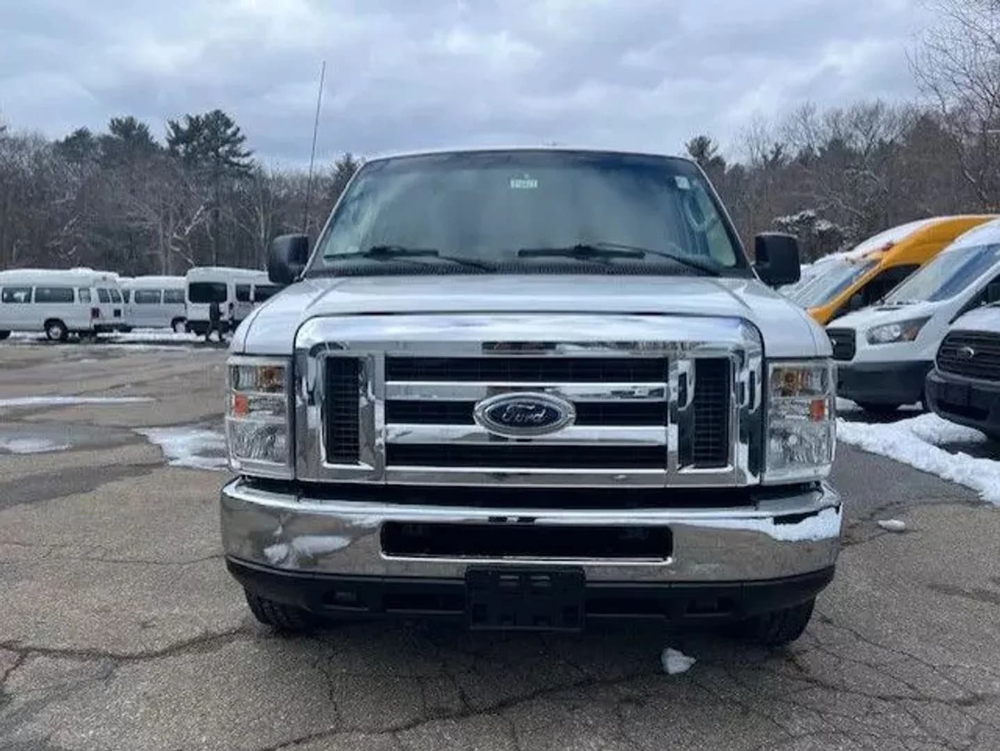 2010 Ford E350 Super Duty Passenger Van - Image 4
