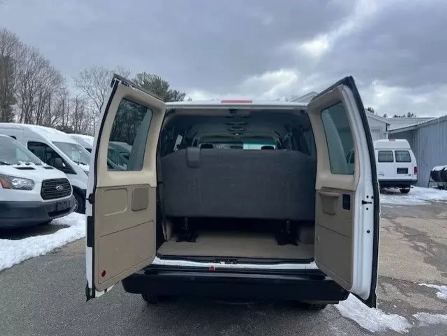 2010 Ford E350 Super Duty Passenger Van - Image 7