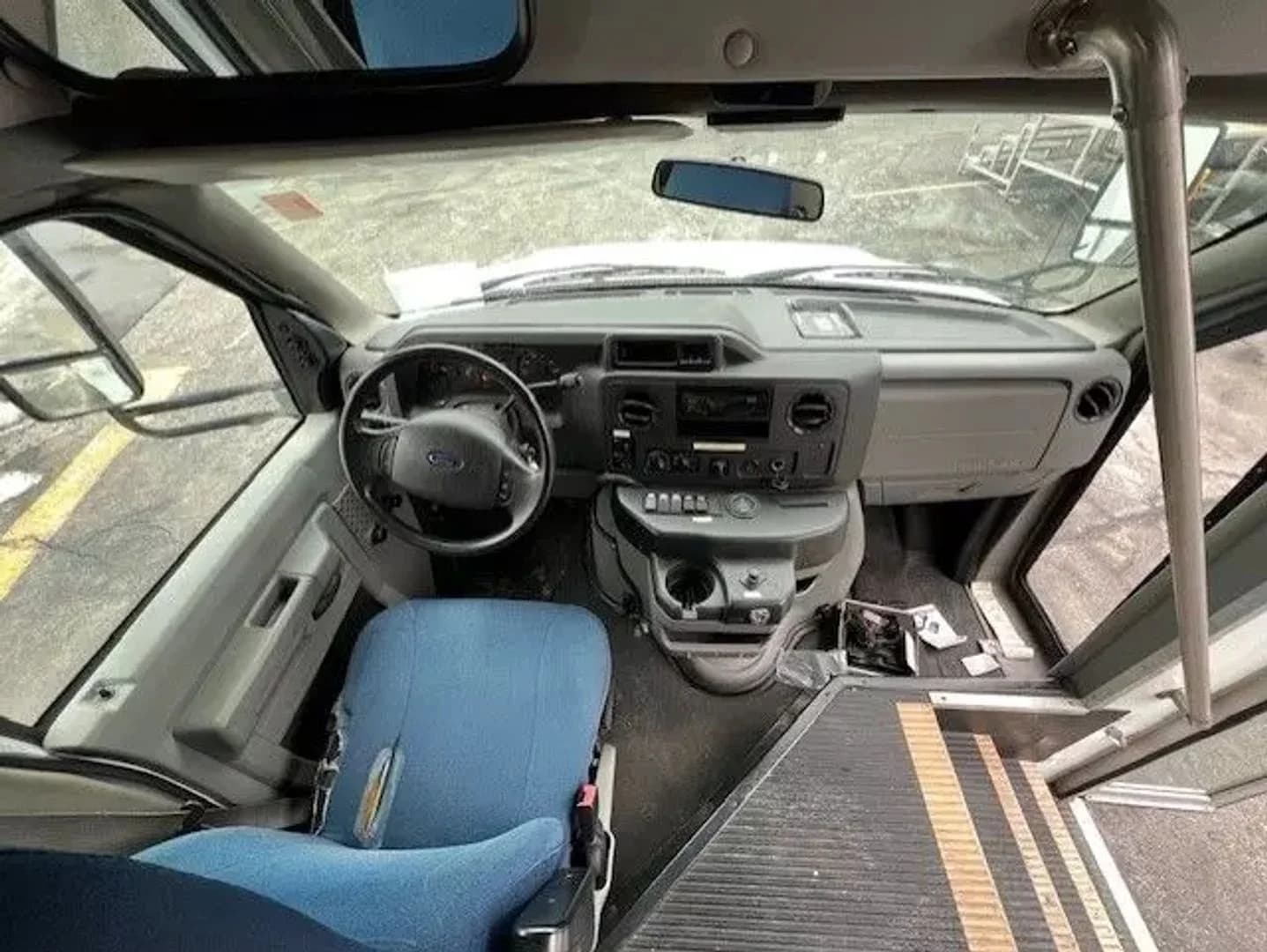 2013 Ford E450 Super Duty Shuttle Bus - Image 10