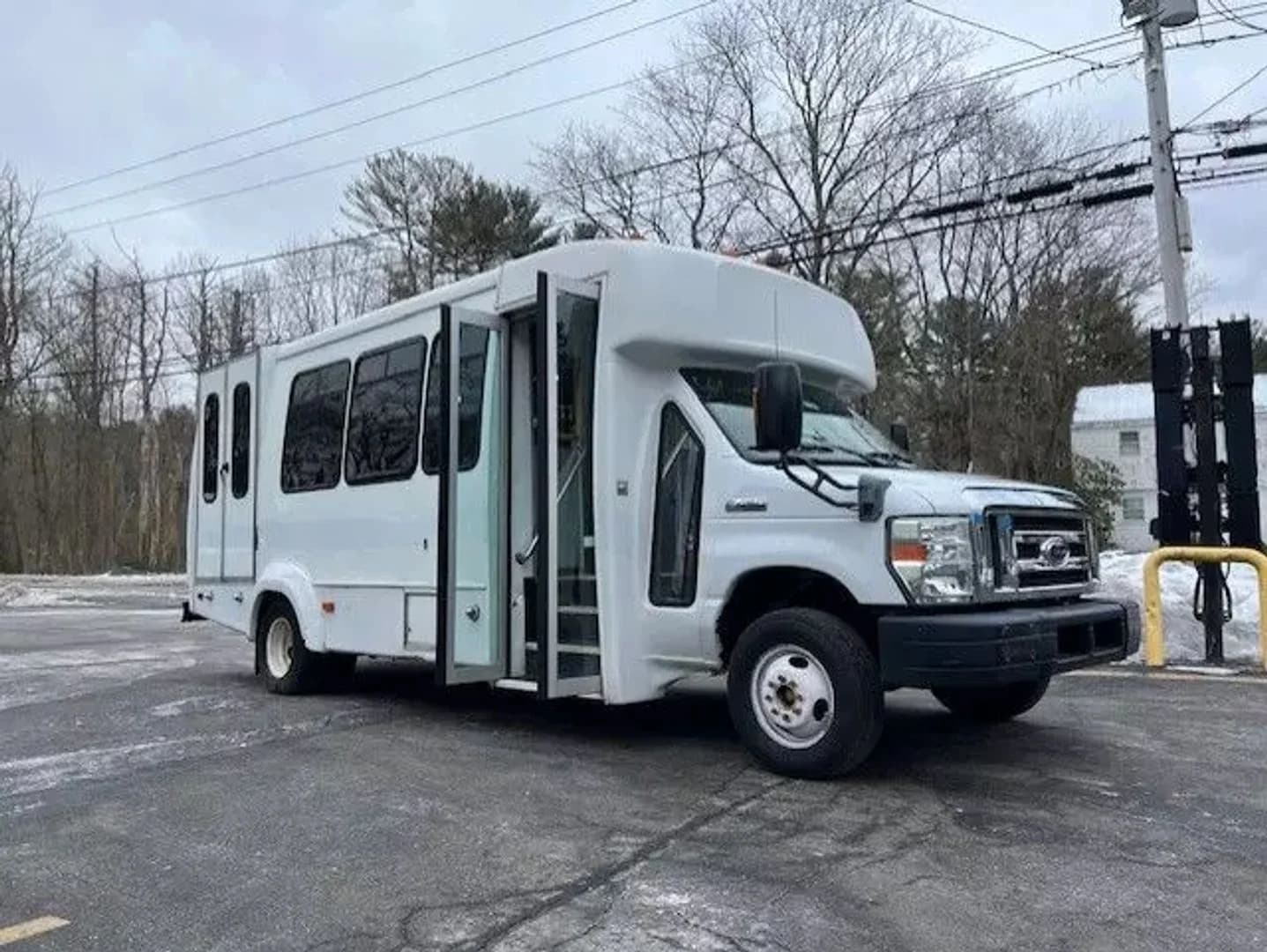 2013 Ford E450 Super Duty Shuttle Bus - Image 2