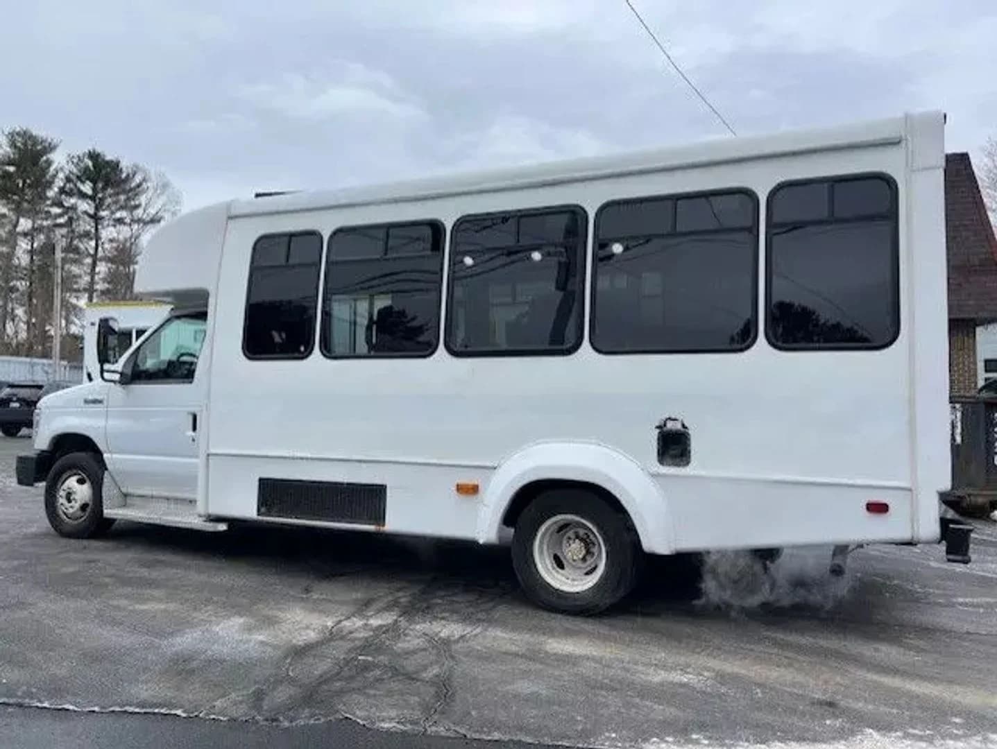 2013 Ford E450 Super Duty Shuttle Bus - Image 4
