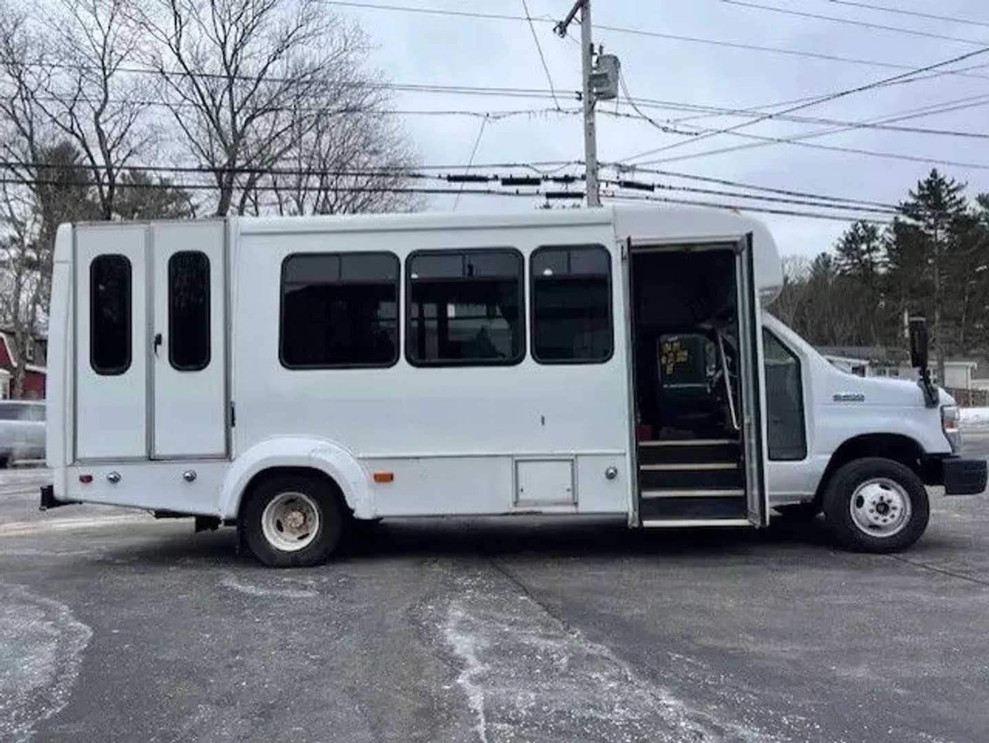 2013 Ford E450 Super Duty Shuttle Bus - Image 5