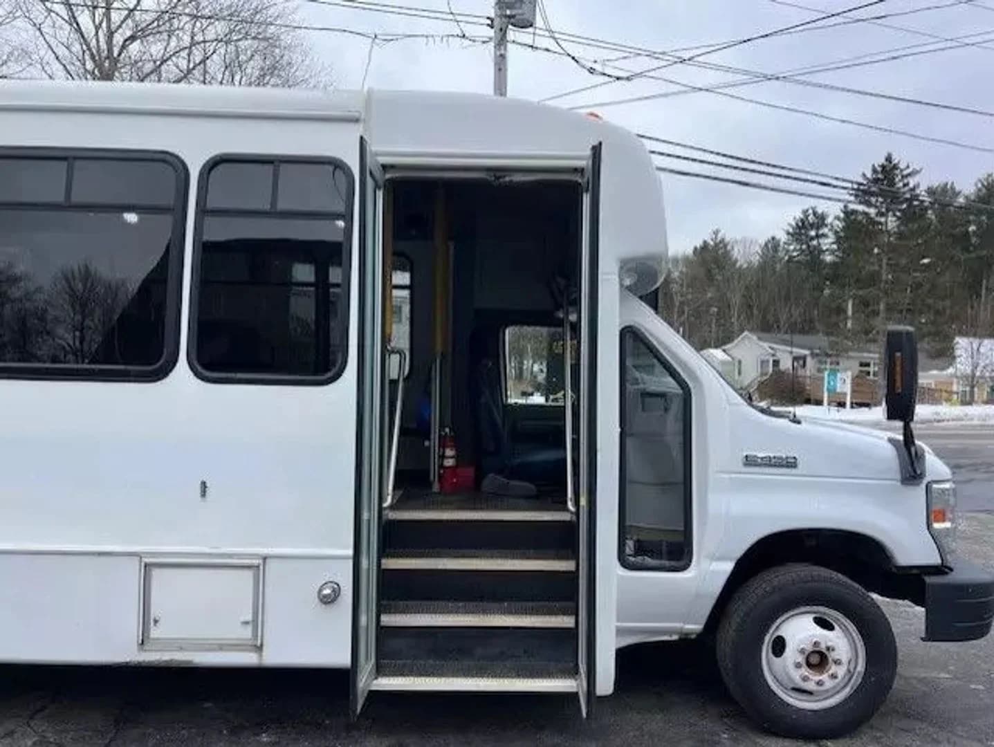 2013 Ford E450 Super Duty Shuttle Bus - Image 6