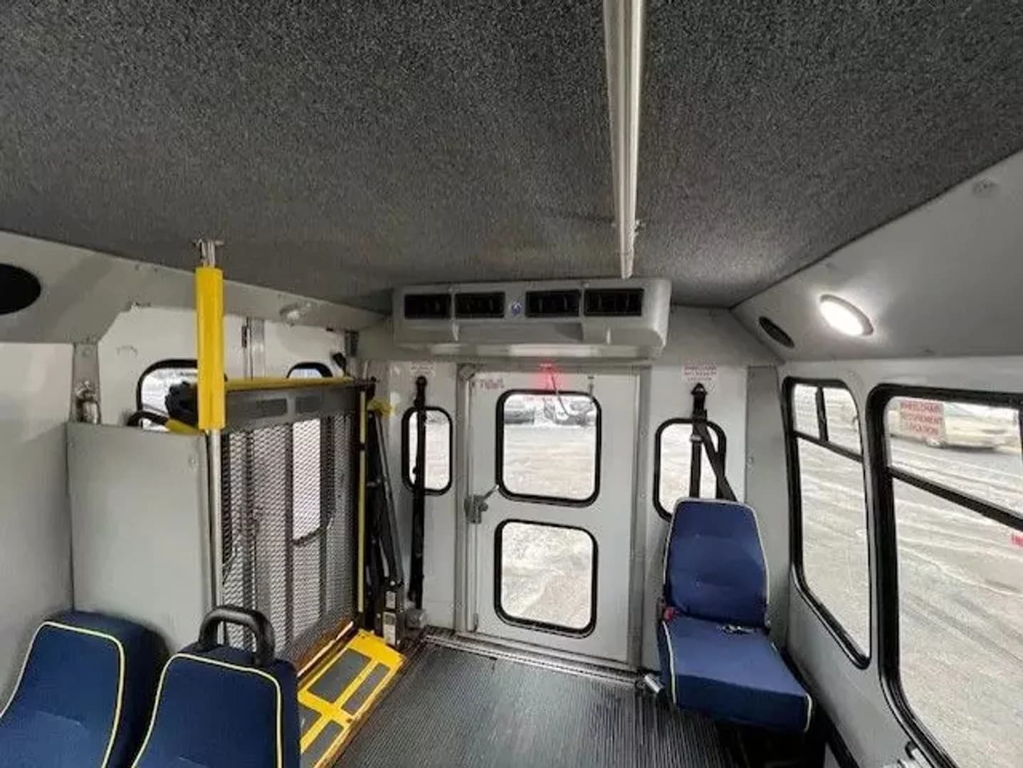 2013 Ford E450 Super Duty Shuttle Bus - Image 8