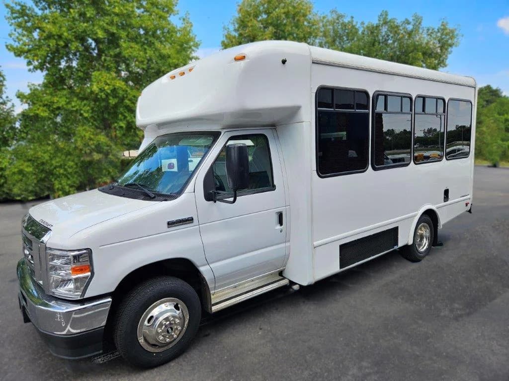 2022 Ford E350 Starcraft Allstar Shuttle Bus - Image 2