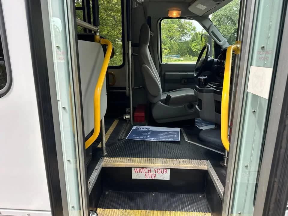 2011 Ford E-350 Glaval - Image 13