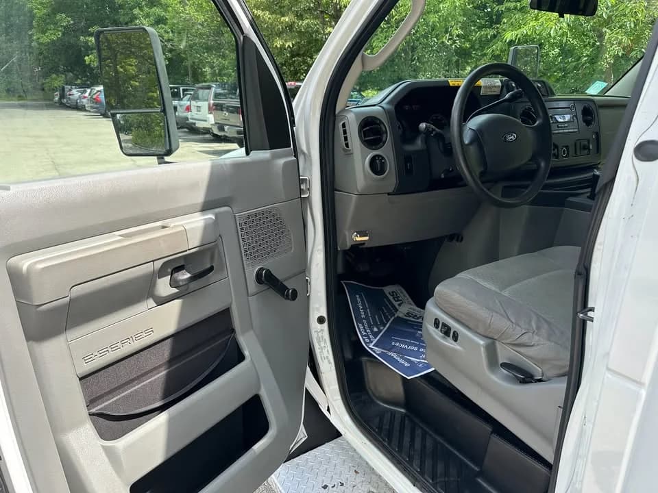 2011 Ford E-350 Glaval - Image 14