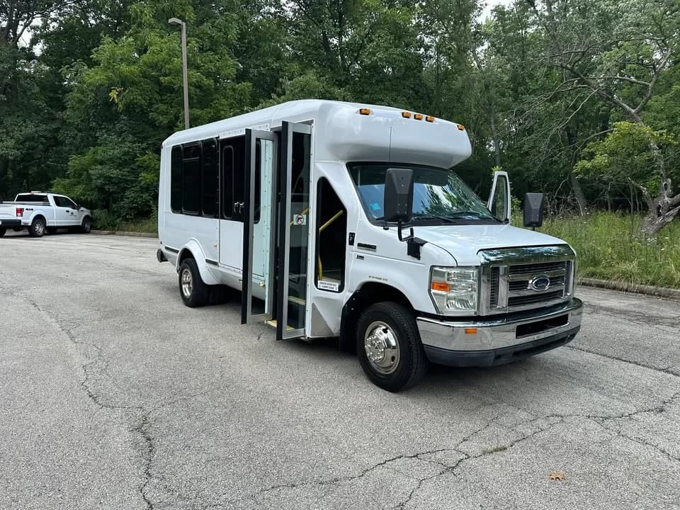 2011 Ford E-350 Glaval - Image 1