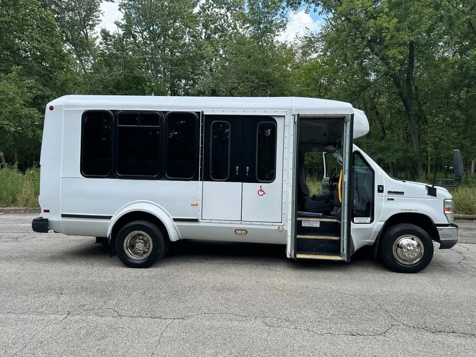 2011 Ford E-350 Glaval - Image 2