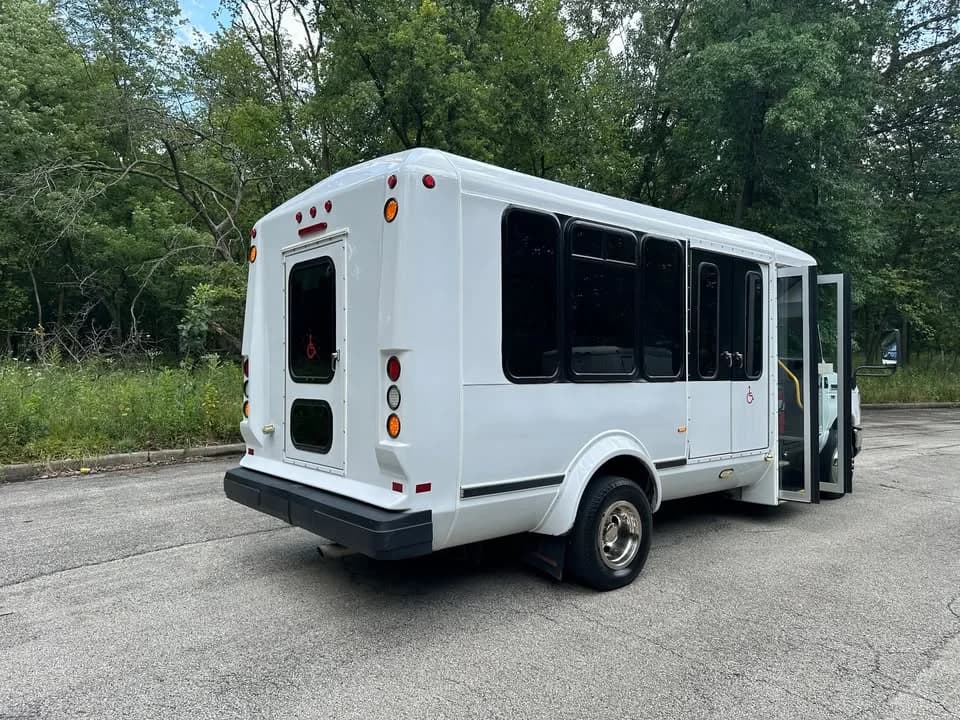 2011 Ford E-350 Glaval - Image 4