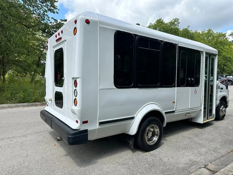 2011 Ford E-350 Glaval - Image 15