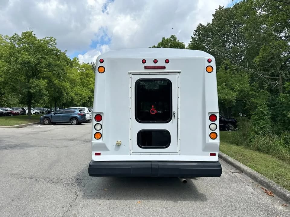 2011 Ford E-350 Glaval - Image 16