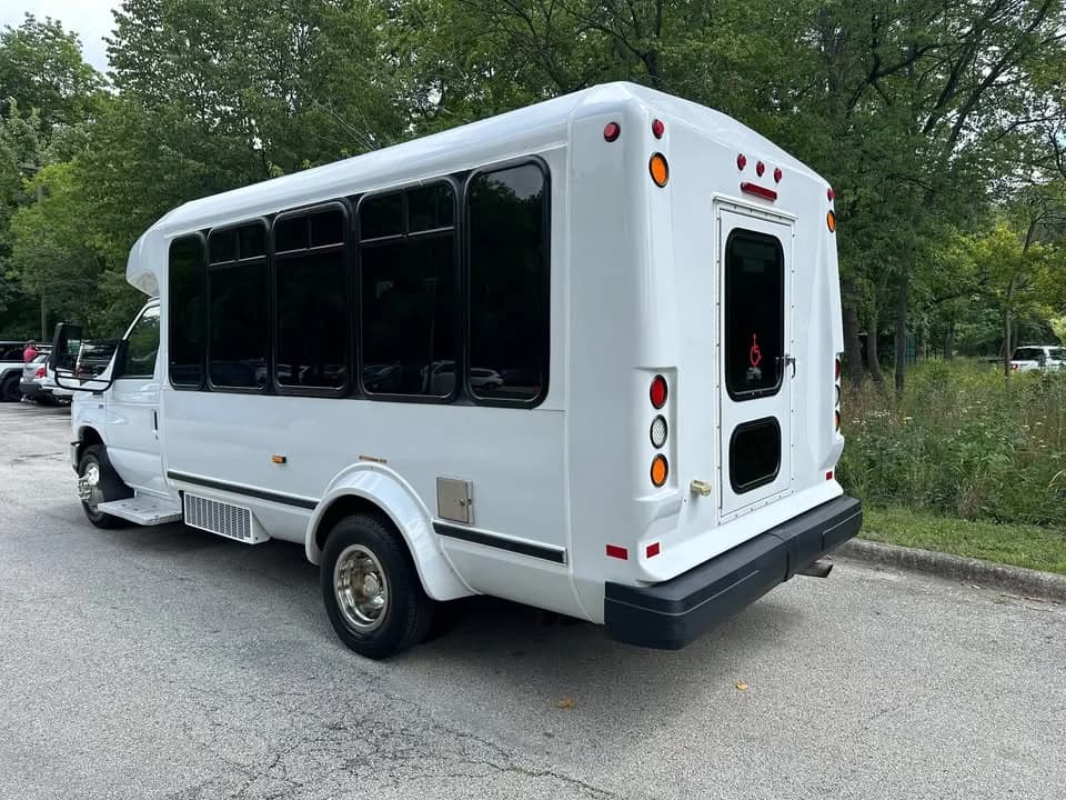 2011 Ford E-350 Glaval - Image 17