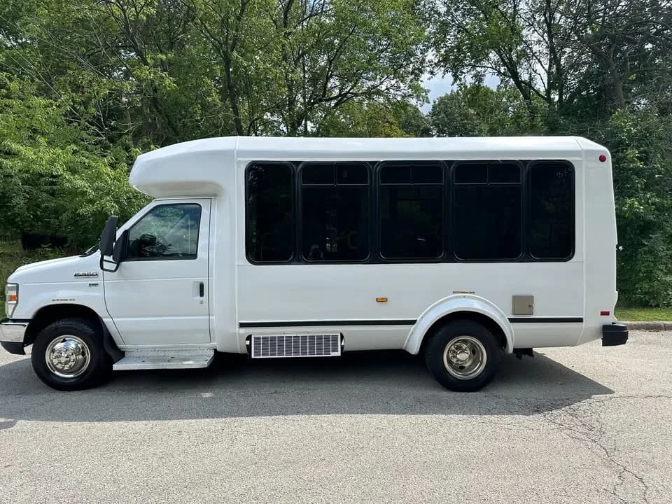 2011 Ford E-350 Glaval - Image 18