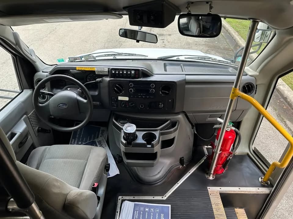 2011 Ford E-350 Glaval - Image 9