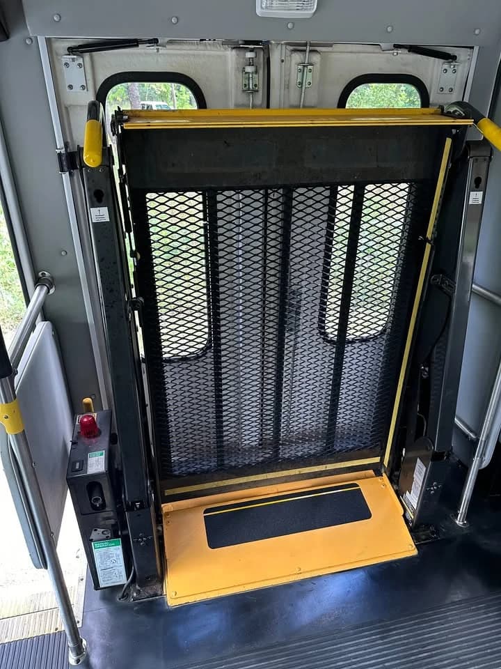 2011 Ford E-350 Glaval - Image 12