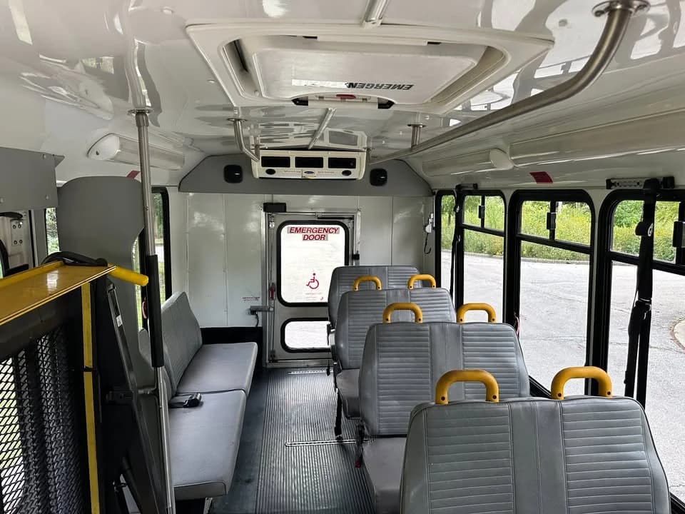 2011 Ford E-350 Glaval - Image 3